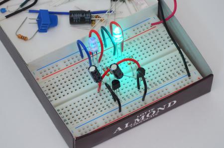 発振回路を使って、2つのLEDを点灯させる実験もできる。